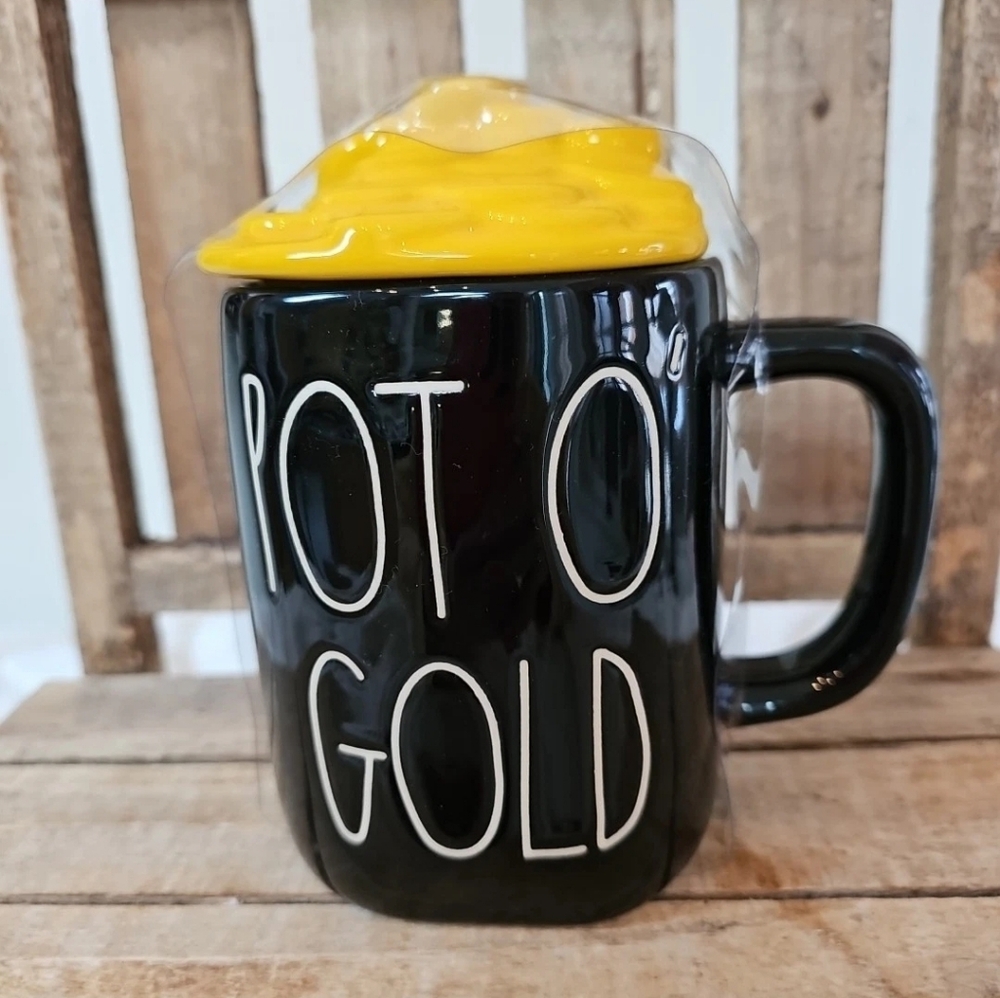 RAE DUNN POT O' GOLD CERAMIC COFFEE MUG YELLOW COINS TOPPER IRISH New In Box